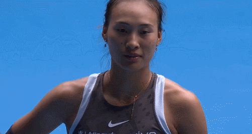 j9九游会官方登录不甘😟郑钦文赛后脸上蒙上阴影略显苦涩，和对手握手后离场