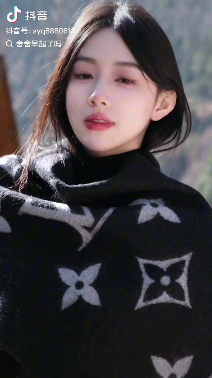 j9九游会官方登录OMG美女粉丝舍舍： 零下几度却敢露出美丽大白腿 真是美丽“冻”人