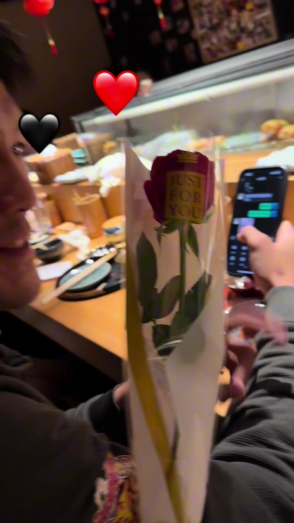 j9九游会官方登录玫瑰送你！王少杰to黄荣奇：满餐厅的情侣 咱就凑合过吧