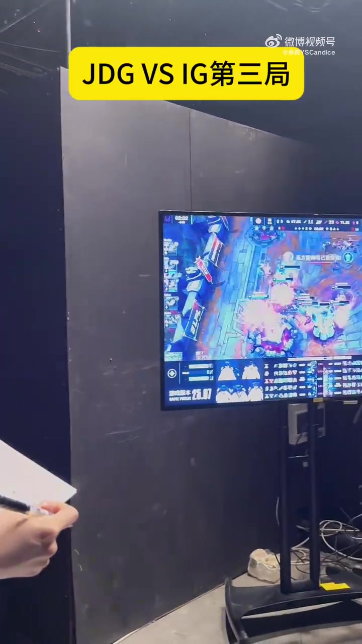 j9九游会官方登录花枝乱颤！余霜现场看iG极限翻盘：十分激动狂抖不止