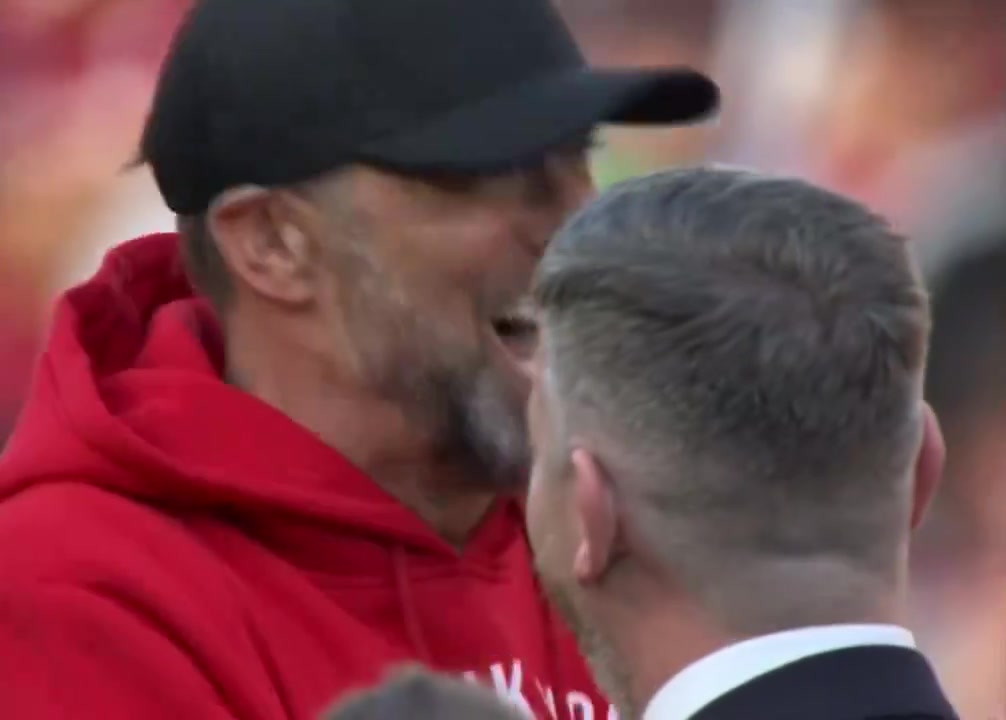 九游会j9官网真人游戏第一品牌投桃报李！克洛普退休前带头唱斯洛特之歌，今天斯洛特唱渣叔之歌